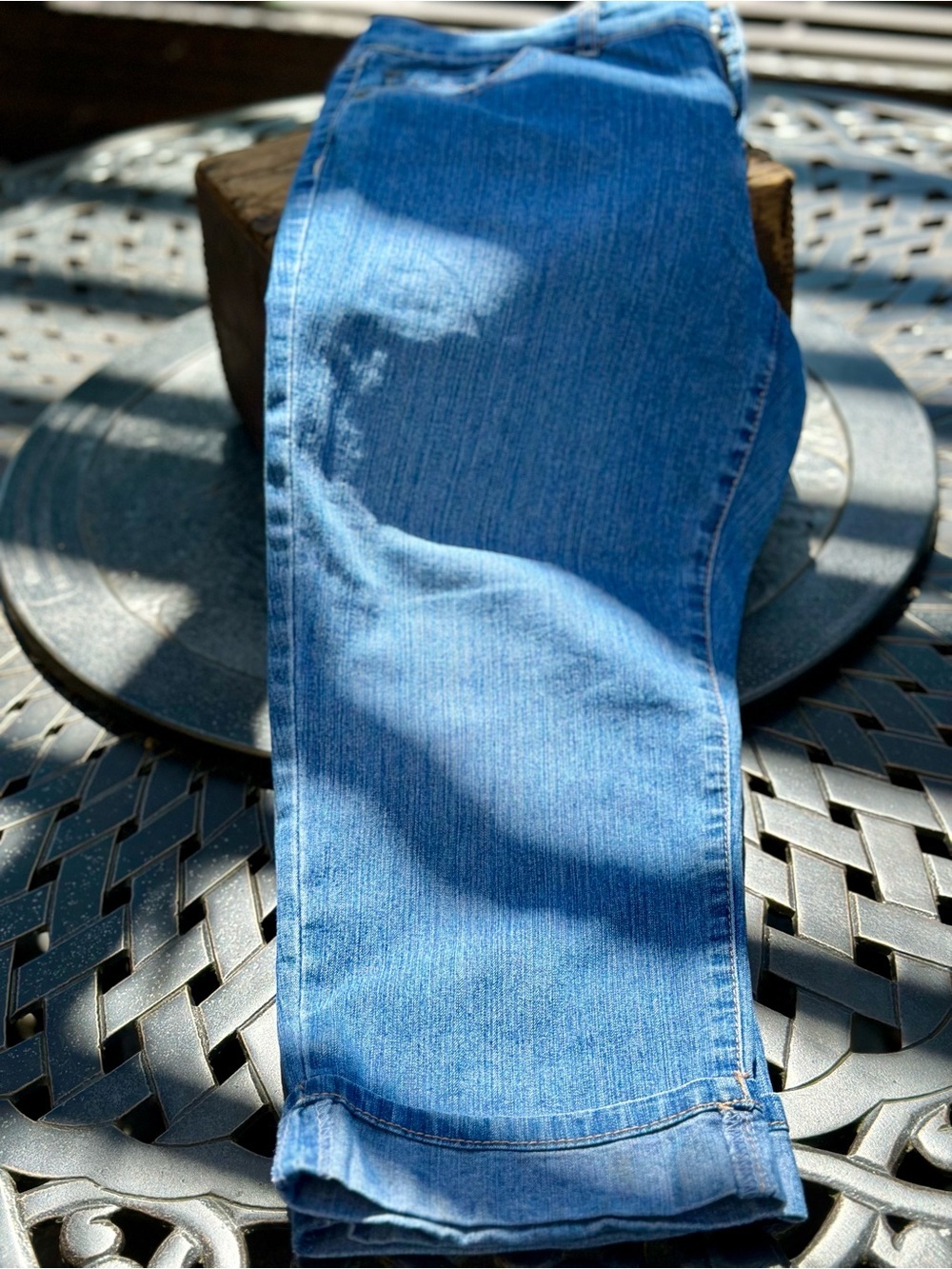 Bandolino Retro Denim Cuffed Capris Jeans - Picture 3 of 8